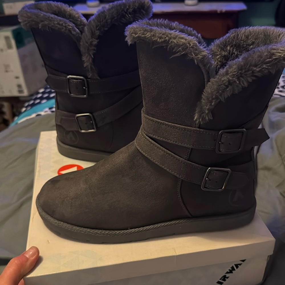 Airwalk gray winter boots with fur inside.